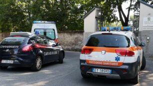 I soccorsi con i carabinieri davanti all’ingresso del Parco di Monza a Biassono