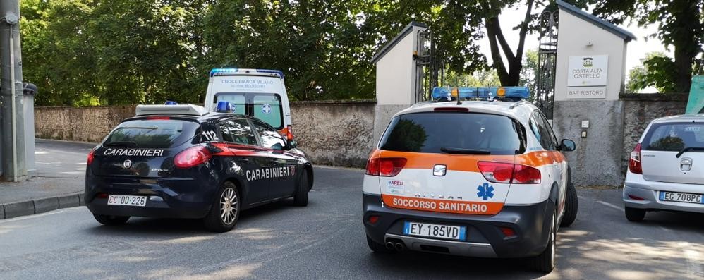 I soccorsi con i carabinieri davanti all’ingresso del Parco di Monza a Biassono