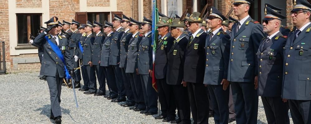 Il colonnello Massimo Gallo saluta i suoi uomini