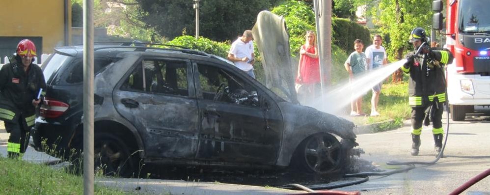 La Mercedes che si è incendiata a Carate Brianza