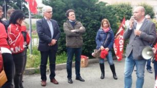 Il presidio di mercoledì davanti al Mercatone Uno di Cesano Maderno