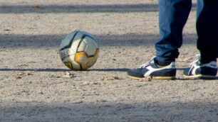 Evade dai domiciliari per giocare a calcio