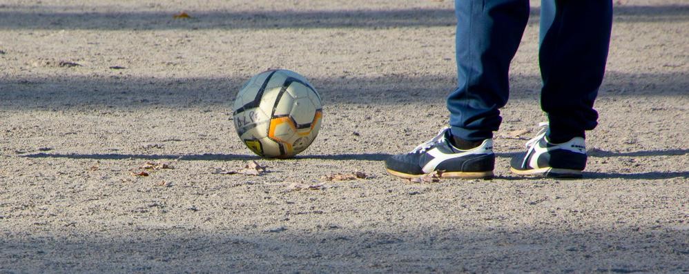 Evade dai domiciliari per giocare a calcio