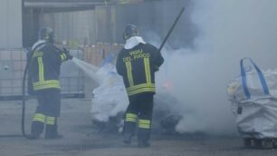 I vigili del fuoco domano le fiamme nell’azienda giussanese