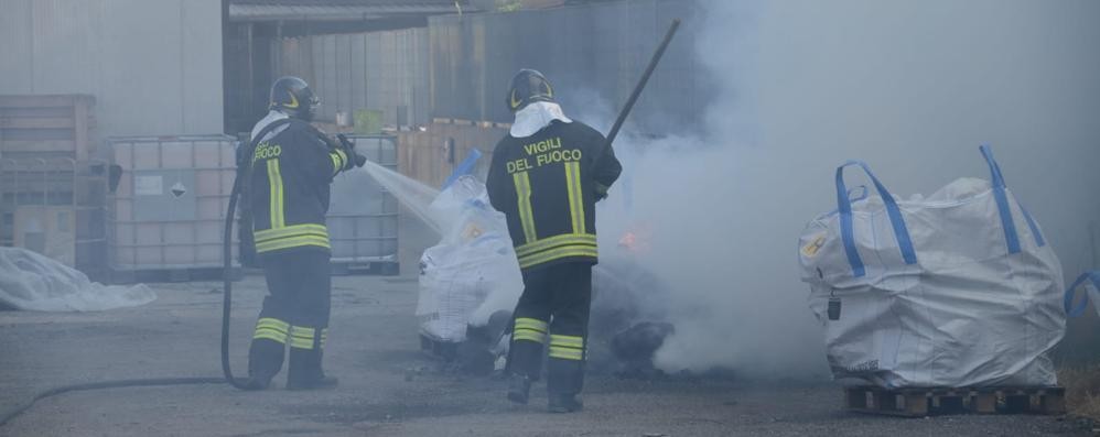 I vigili del fuoco domano le fiamme nell’azienda giussanese