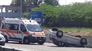 L’auto ribaltata sulla Valassina
