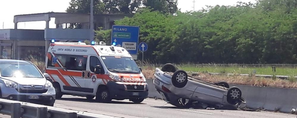 L’auto ribaltata sulla Valassina