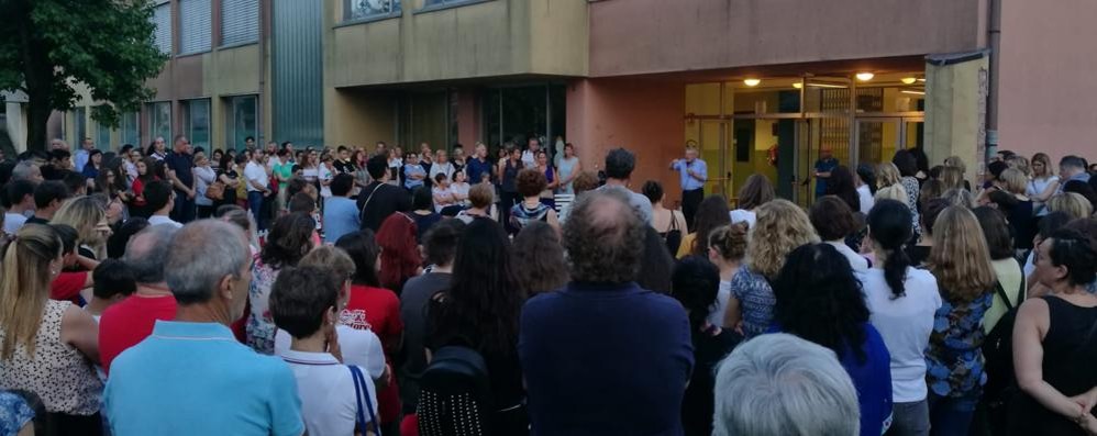 Commemorazione a scuola vicepreside delle scuole di Roncello-Busnago trovato morto nel fiume (foto Marco Testa)