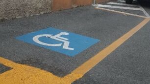 Un posto auto per i disabili in via Roma, fanno discutere i cartelli con disco orario da 15 minuti