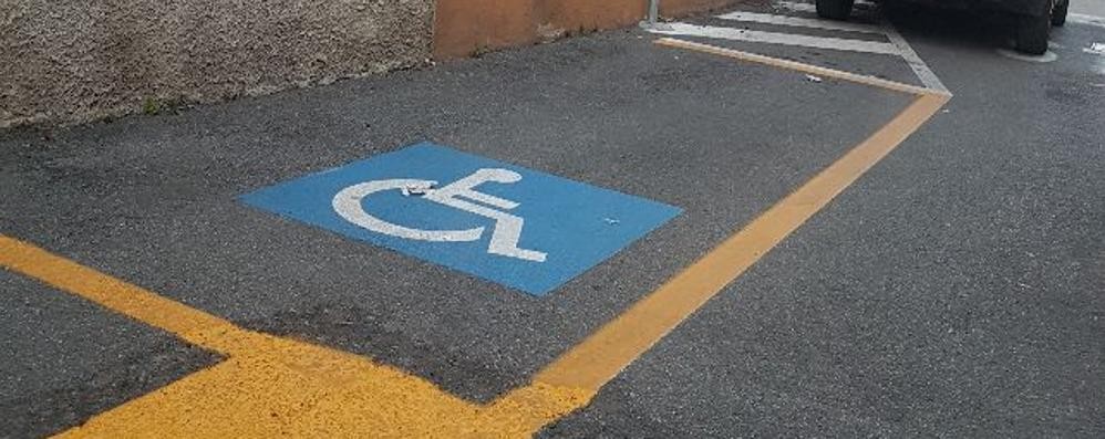 Un posto auto per i disabili in via Roma, fanno discutere i cartelli con disco orario da 15 minuti