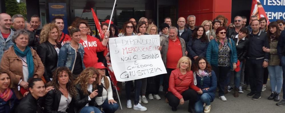 Fallimento Mercatone Uno presidio lavoratori a Cesano Maderno mercoledì 29 maggio