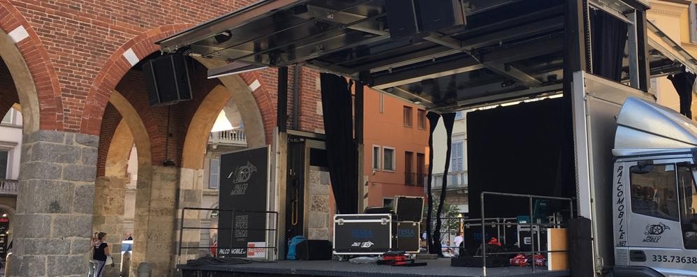 Monza piazza Roma allestimento concerti