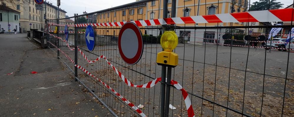 MONZA la rete sul ponte di via Colombo