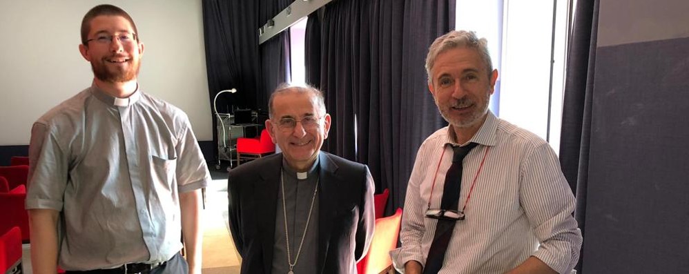 L’arcivescovo Mario Delpini con Roberto Mauri e don Luca Parolari