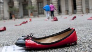 Scaroe rosse, simbolo della violenza sulle donne. Sono in aumento le persone che chiedono aiuto ai centri regionali