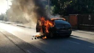 L’auto in fiamme din via Galvani