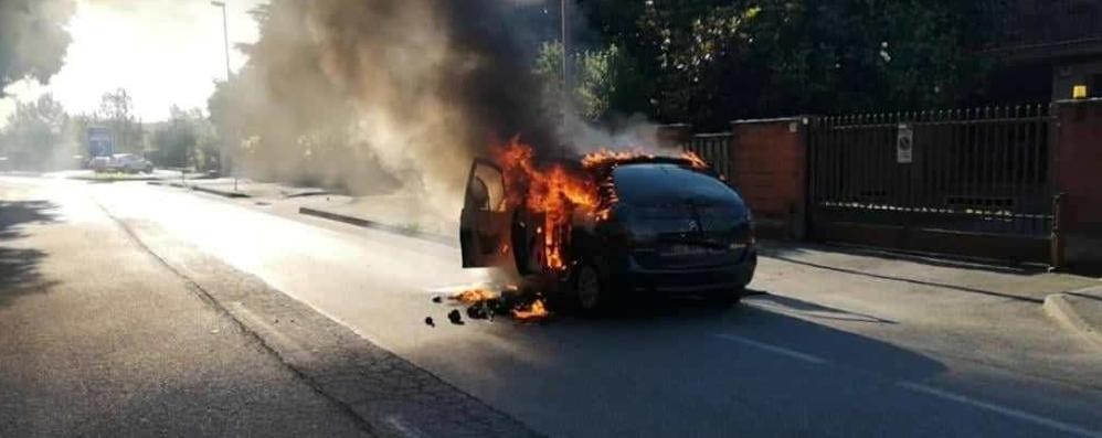 L’auto in fiamme din via Galvani