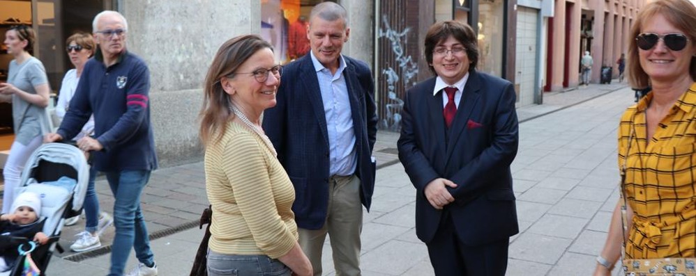 Il celebre pianista iraniano Ramin Bahrami (con la cravatta rossa) a passeggio per le vie del centro di Seregno