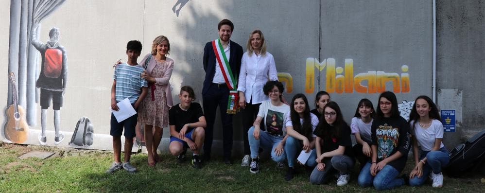 L'inaugurazione del murale alla media don Milani