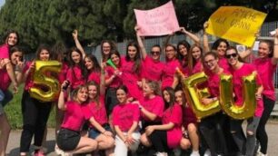 Le studentesse della 5 E scienze Umane del liceo Parini di Seregno che hanno ricevuto l'encomio da dirigente e docenti