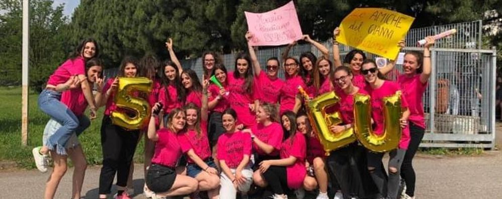 Le studentesse della 5 E scienze Umane del liceo Parini di Seregno che hanno ricevuto l'encomio da dirigente e docenti