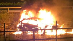 Statale 36 Giussano sud auto in fiamme notte sabato 22 giugno