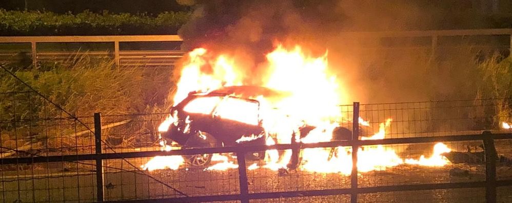 Statale 36 Giussano sud auto in fiamme notte sabato 22 giugno