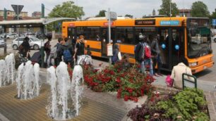 Monza: autobus in piazza Castello