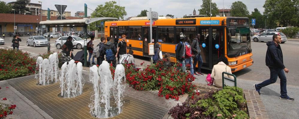 Monza: autobus in piazza Castello