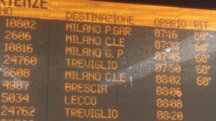 Giovedì 20 giugno: il cartello che annuncia ritardi fino a 60 minuti alla stazione di Bergamo