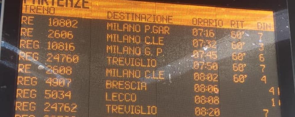 Giovedì 20 giugno: il cartello che annuncia ritardi fino a 60 minuti alla stazione di Bergamo