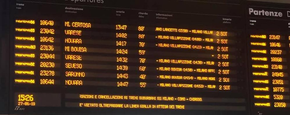 Il tabellone dei ritardi a Milano Porta Garibaldi fotografato nel pomeriggio di giovedì 27 giugno