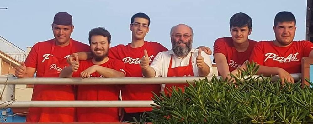 Pizzaut: gruppo dei ragazzi con Nico Acampora