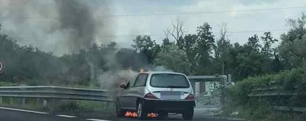 Statale 36 auto in fiamme tra verano e Briosco in nord