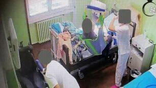 Besana Brianza, un’immagine dei maltrattamenti nella casa di riposo di Brugora tratta dai video dell’indagine: uno schiaffo a un’ospite