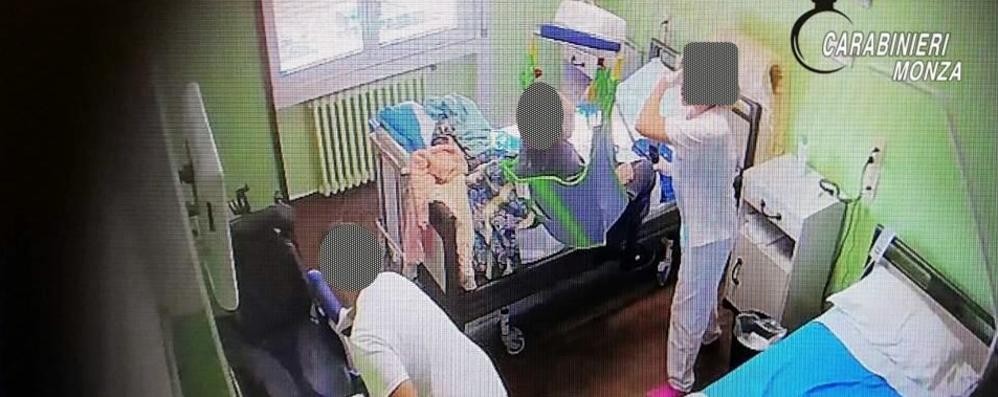 Besana Brianza, un’immagine dei maltrattamenti nella casa di riposo di Brugora tratta dai video dell’indagine: uno schiaffo a un’ospite