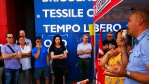 Il presidio di mercoledì 17 dei lavoratori Mercatone Uno. A sinistra Matteo Moretti della Filcams Cgil