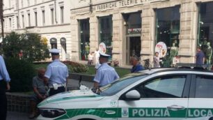 I controlli della polizia locale in via Italia a Monza