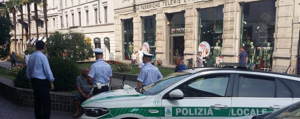I controlli della polizia locale in via Italia a Monza