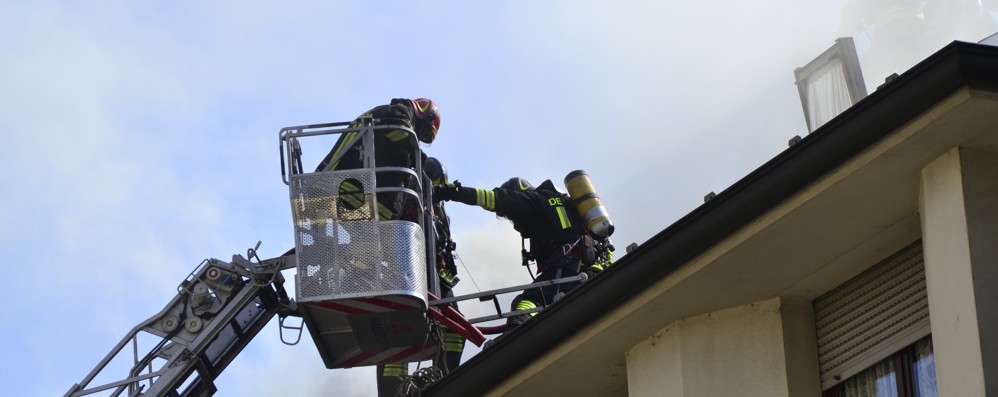 I vigili del fuoco impegnati a domare le fiamme