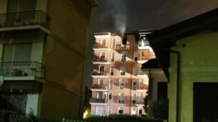 Il fumo che esce dalla  finestra al sesto piano