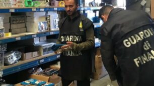 Controlli della guardia di finanza in un magazzino