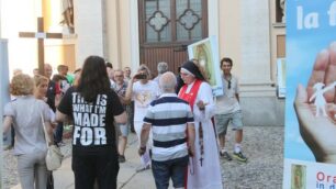 radaelli Monza - Preghiera contro Gay pride Suora allontana i manifestanti