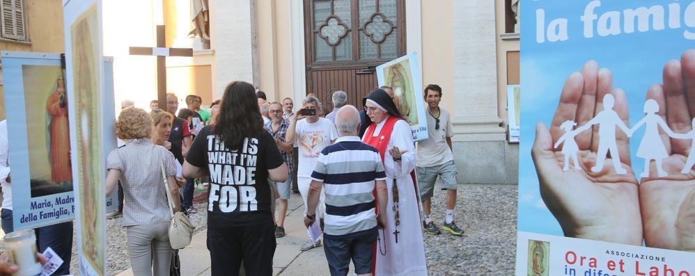 radaelli Monza - Preghiera contro Gay pride Suora allontana i manifestanti