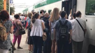 Pendolari ammassati su un treno