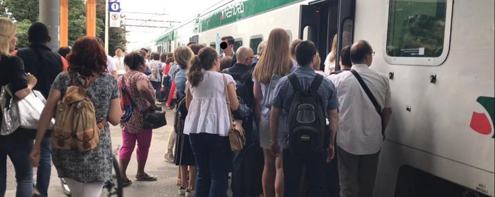 Pendolari ammassati su un treno