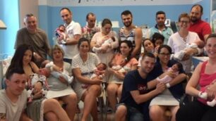 Foto di gruppo per genitori e neonati all’ospedale di Desio dopo la giornata record