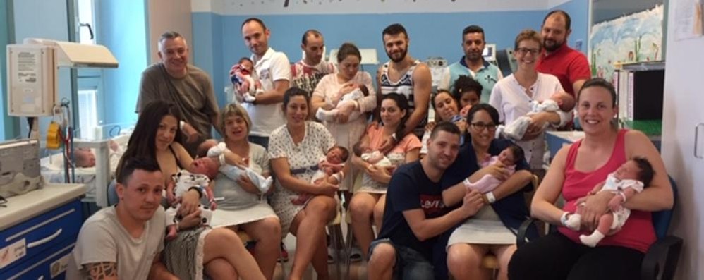 Foto di gruppo per genitori e neonati all’ospedale di Desio dopo la giornata record