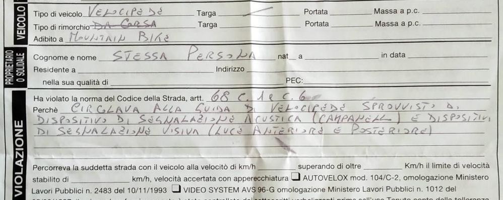 Un particolare della multa da 26 euro comminata al ciclista