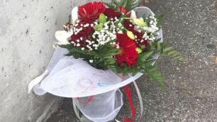 I fiori lasciati davanti alla caserma a Seregno